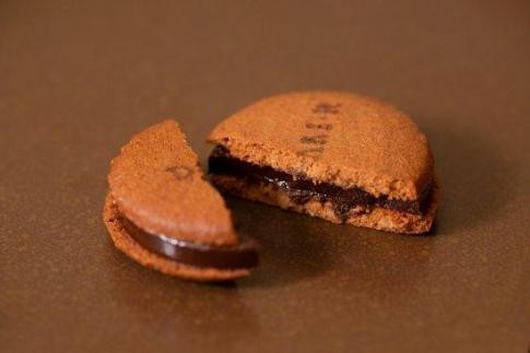 【高島屋選定品】＜dari K(ダリケー）＞カカオサンドクッキー（ダーク）6枚入＆カシューチョコ［ 京都 チョコレート カカオを通して世界を変える 人気 おすすめ ギフト プレゼント 贈答 お取り寄せ お菓子 スイーツ ］