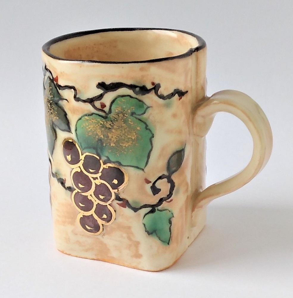 【ギャラリー洛中洛外】形が特徴的で実り多い葡萄が華やか 浮花葡萄マグカップ