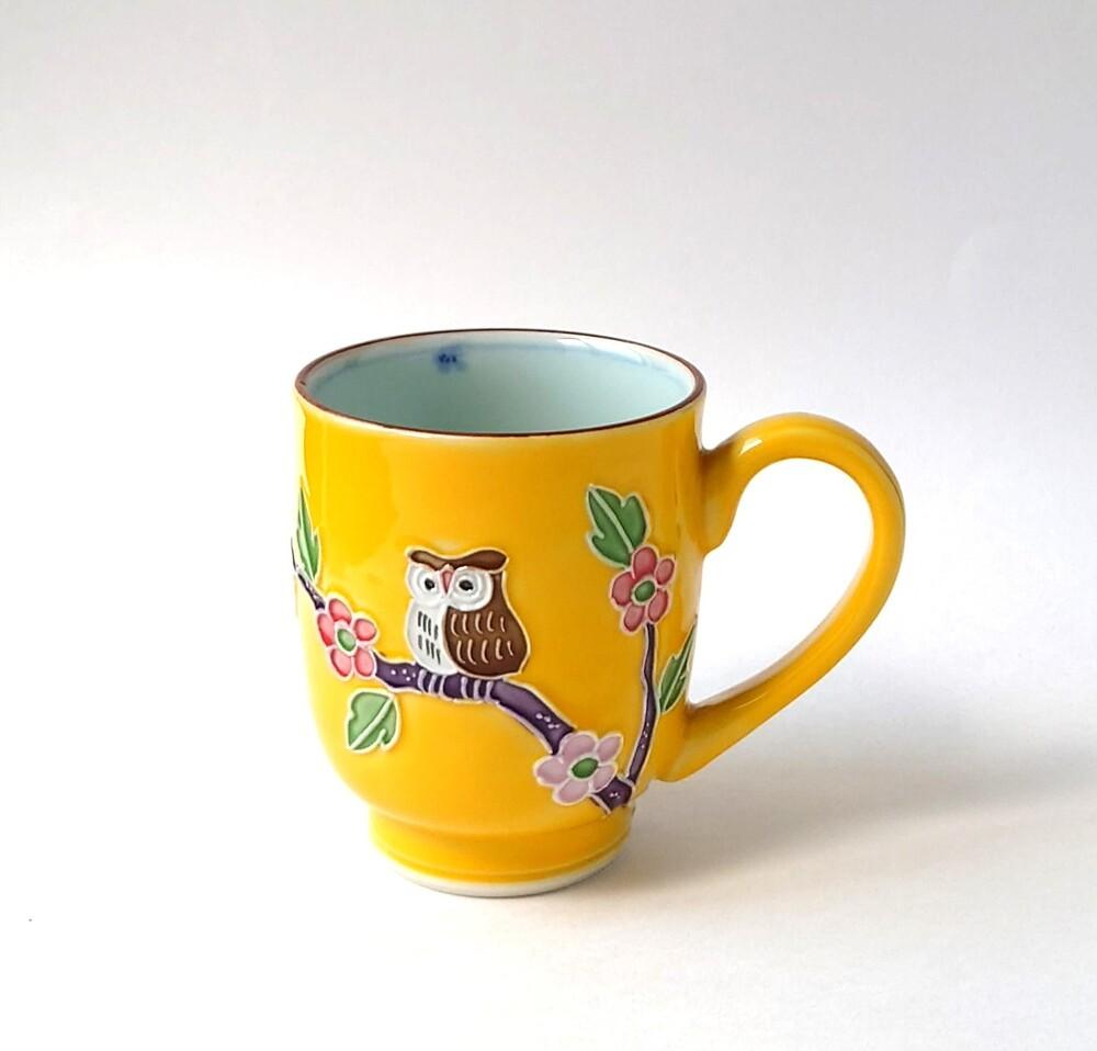 【ギャラリー洛中洛外】鮮やかな黄色に可愛らしいふくろうが描かれた 黄交趾ふくろうマグカップ