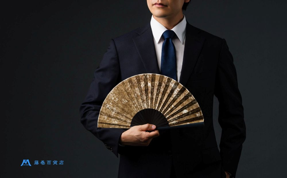 藤巻百貨店別注 創業300年白竹堂×伝統工芸士重野泰正 鹿革（ディアスキン）京鹿の子絞り扇子【ブラウン】 |京都 扇子  人気 おすすめ［ 老舗　高級扇子 白竹堂 メンズ 男性 男性用日本製 扇子袋 木箱入りおしゃれ 誕生日 ギフト 無地 紳士 人気 ギフト プレゼント お取り寄せ 通販 送料無料 ふるさと納税 ]