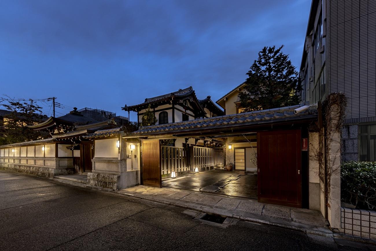 【高島屋選定品】〈宿坊KANETSUNE〉宿坊・食堂貸切１泊＜一組限定一棟貸し・宿坊1棟５名まで＞ 朝夕食無し オプション 書道家・尾西正成氏による書道体験