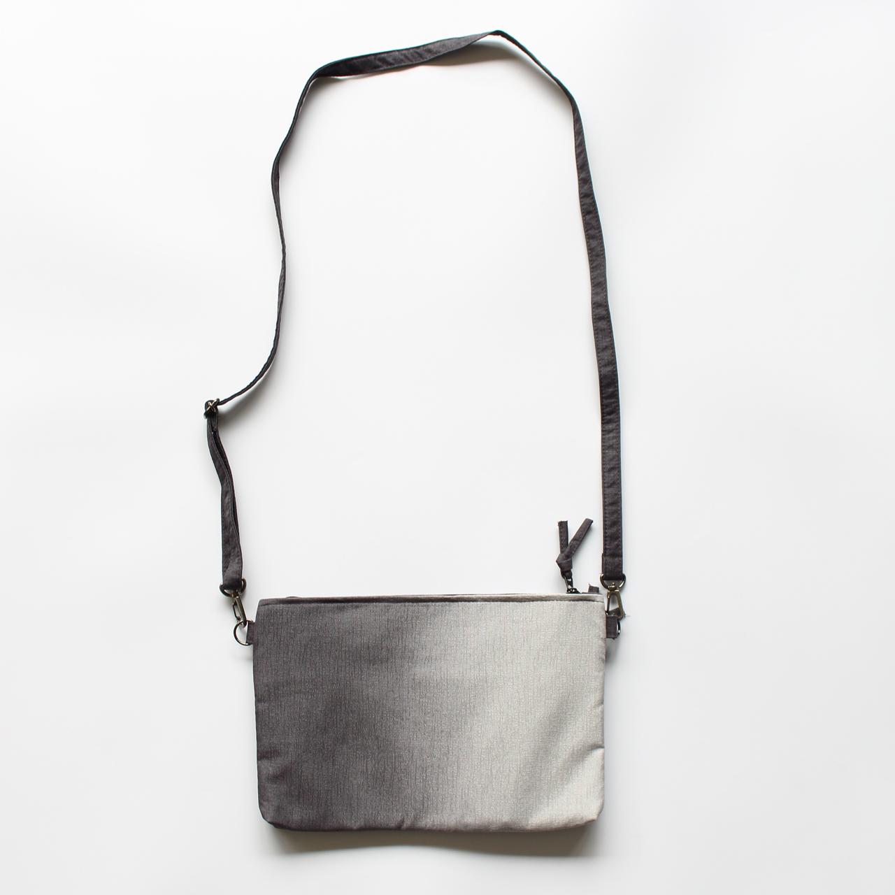 【伊と幸】《白生地の老舗が贈る》正絹染めKIMONOサコッシュ（ぼかし染め・銀鼠ぼかし）