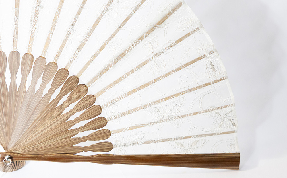 【伊と幸】《白生地の老舗が贈る》透扇子（洋花唐草・銀）