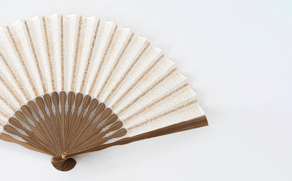 【伊と幸】《白生地の老舗が贈る》透扇子（宝相華紋/金糸）