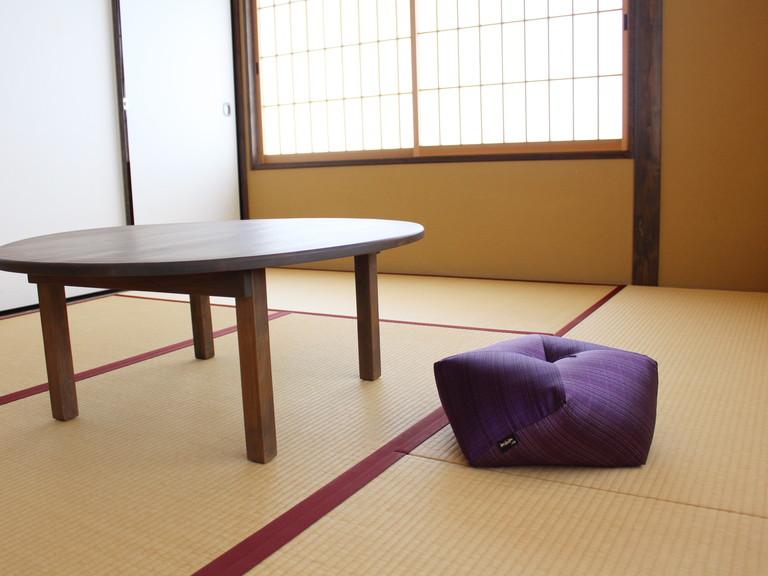 【 洛中高岡屋 】長く楽に座れる寛ぎのアイテム 西陣織 おじゃみ座ぶとん （都縞・紫）