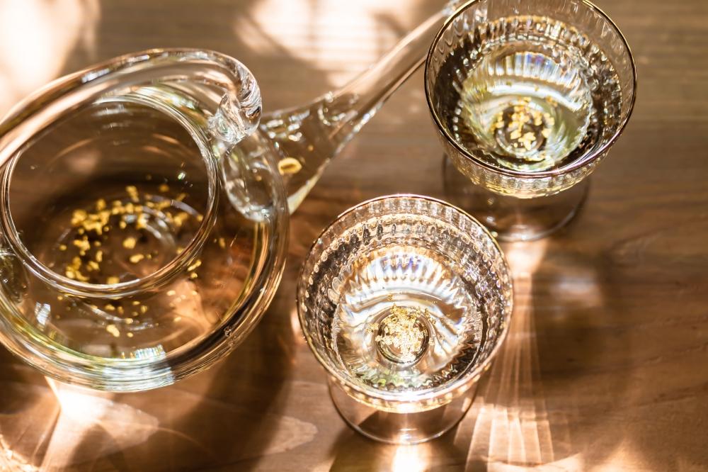 【月桂冠】月桂冠 超特撰 特別純米 純金箔入１.８Lびん詰×1本　［京都 伏見 お酒 清酒 純米 人気 おすすめ 定番 贈答 ご自宅用 お取り寄せ おいしい 通販 送料無料 ふるさと納税］