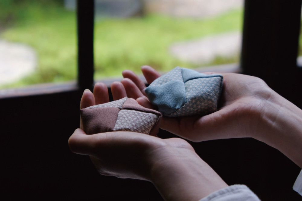 【KOTOSHINA 】お手玉とお香のセット（白茶象牙）  | おしゃれ雑貨 インテリア 人気雑貨 ［ 香るお手玉 お香 匂い袋 アート 人気 おすすめ ギフト プレゼント 京都バル BAL お取り寄せ 通販 送料無料 ふるさと納税 ］