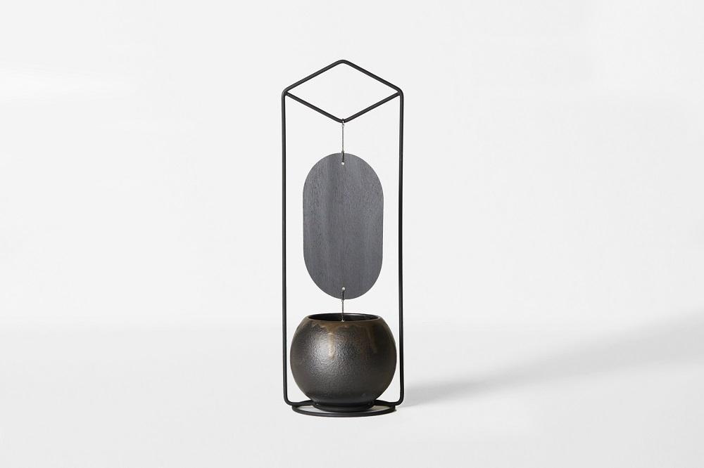 【熊谷聡商店】涼の音（黒）～モダンでシックな陶磁器製の置き型風鈴～