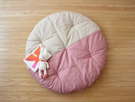 【洛中高岡屋】赤ちゃんがほほ笑む寛ぎのアイテム　せんべい座ぶとん（3色あられ・薔薇）