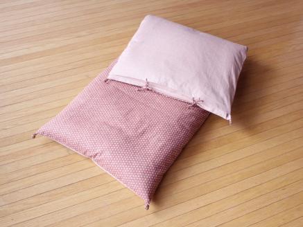 【洛中高岡屋】うたた寝にちょうどいい寛ぎのアイテム　カバータイプごろ寝敷きふとん（ピンク系）