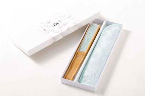 【伊と幸】《白生地の老舗が贈る》透扇子（渦巻・瓶覗色）