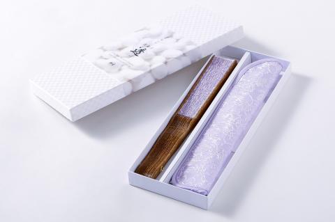 【伊と幸】《白生地の老舗が贈る》透扇子（正倉院葡萄唐草・白藤色）