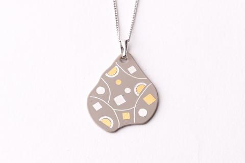 ◇【中嶋象嵌】ナシ型ペンダント〈ベージュ〉