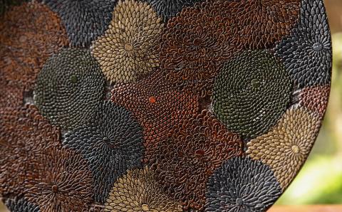 【三彩工房】漆仕上げ菊尽し（9寸）