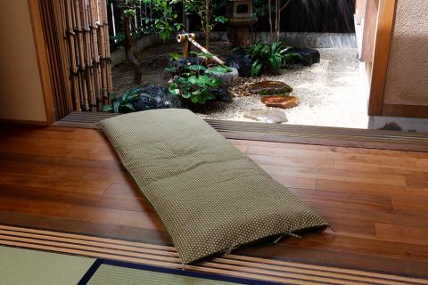 【洛中高岡屋】うたた寝にちょうどいい寛ぎのアイテム　カバータイプごろ寝敷きふとん＜ゆったりサイズ＞（グリーン系）