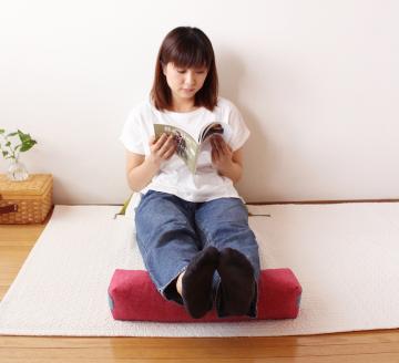 【洛中高岡屋】持ち運びも便利で使い方もいろいろな寛ぎアイテム　コロロング（躑躅色）