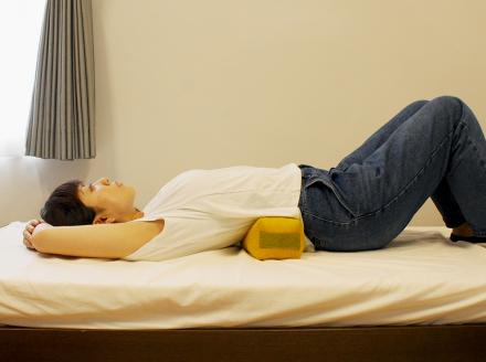 【洛中高岡屋】持ち運びも便利で使い方もいろいろな寛ぎアイテム　コロロング（菜の花色）