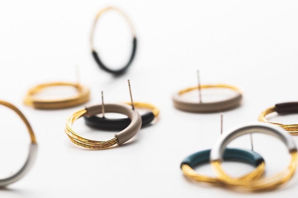 【寺島保太良商店】絲 tabaneピアス［ 京都 工芸ブランド 絹素材 手作り 耳元アクセ 人気 おすすめ アクセサリー 上品 軽量 ギフト お取り寄せ 通販 送料無料 ふるさと納税 ］