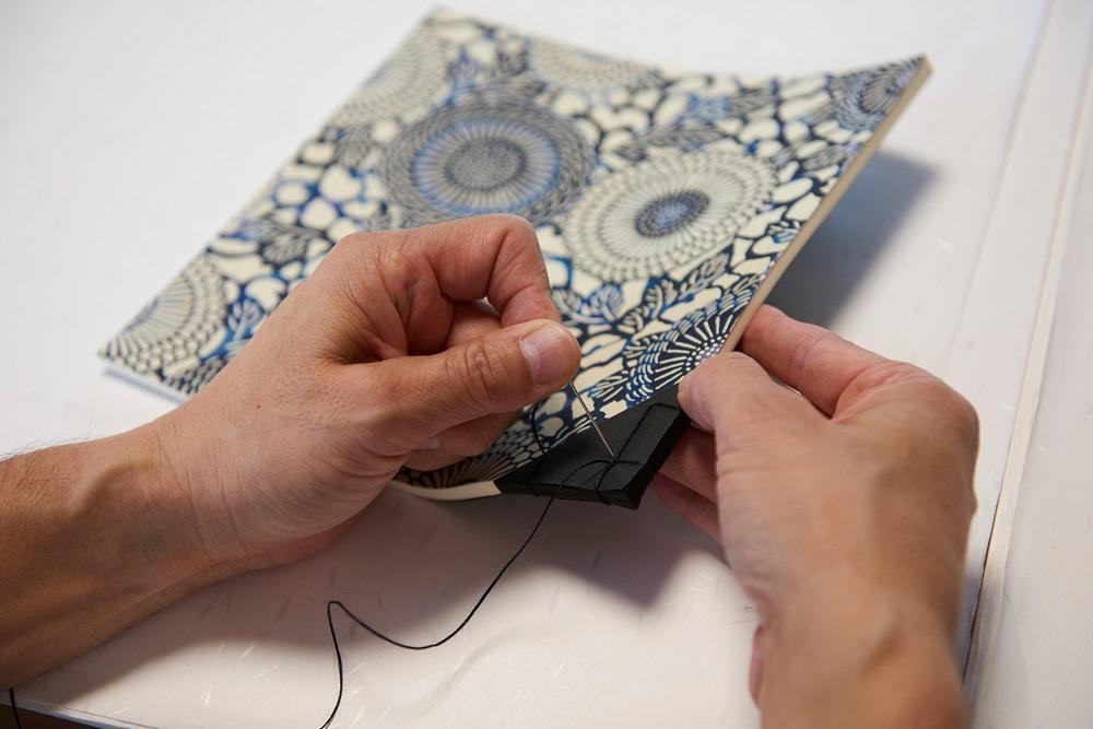 【尚雅堂】黒谷 和綴じクロック（未晒）～made in Kyotoの新しい掛け時計～［ 京都 和紙工芸 手漉き素材 綴じ製本 掛け時計 人気 おすすめ 和モダン インテリア 静音 壁掛け ギフト お取り寄せ 通販 送料無料 ふるさと納税 ］