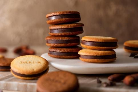 【高島屋選定品】＜dari K(ダリケー）＞カカオサンドクッキー2種食べ比べセット（ダーク・ミルク）×4箱［ 京都 チョコレート カカオを通して世界を変える 人気 おすすめ ギフト プレゼント 贈答 お取り寄せ お菓子 スイーツ ］