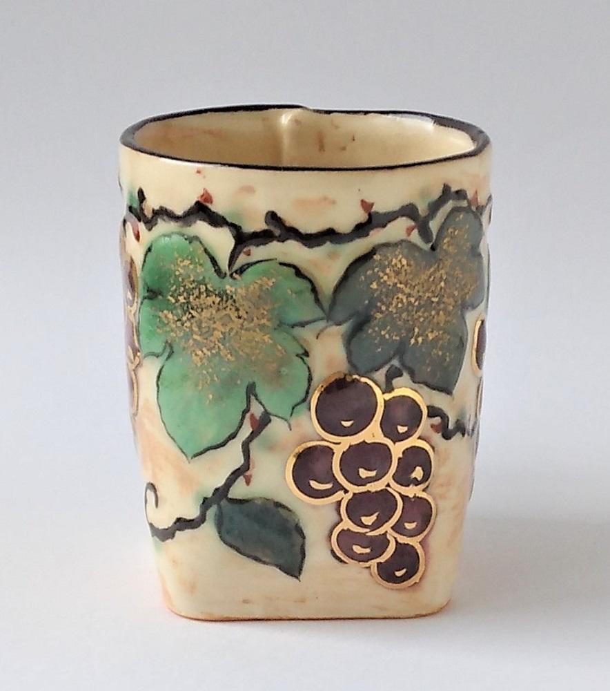 【ギャラリー洛中洛外】形が特徴的で実り多い葡萄が華やか 浮花葡萄マグカップ