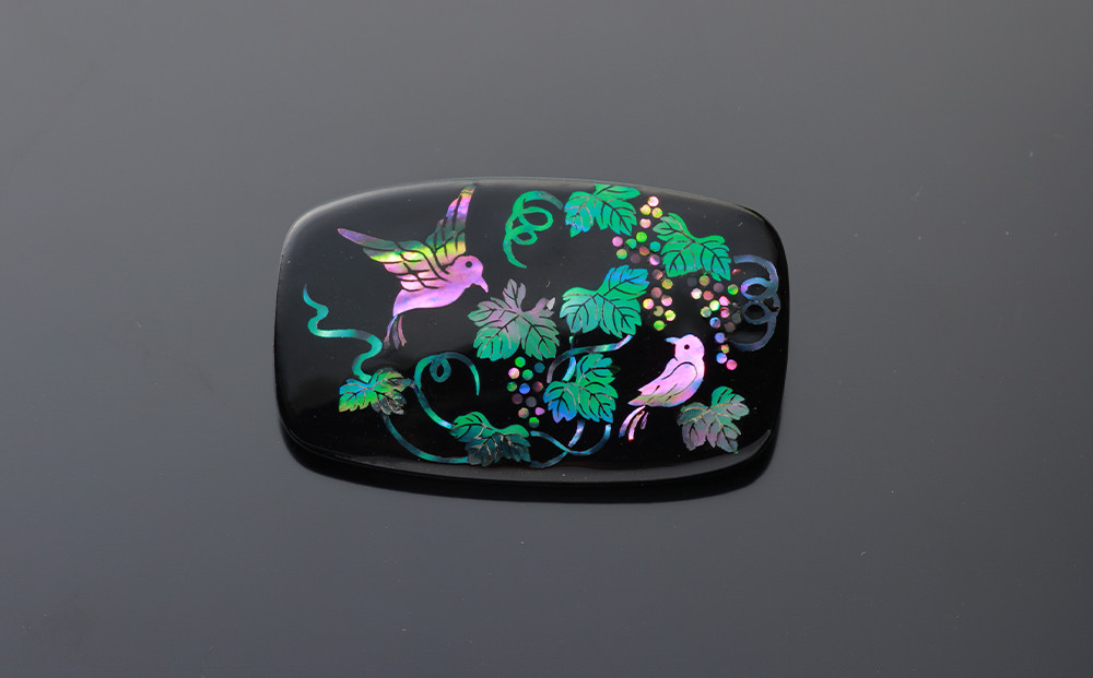 【嵯峩螺鈿野村】葡萄と小鳥ブローチ｜京都 老舗 伝統工芸 漆器 ジュエリー［ 京都 老舗 伝統工芸 工芸品 アクセサリー ジュエリー ファッション 漆 人気 おすすめ 職人 お取り寄せ 通販 送料無料 ふるさと納税 ］