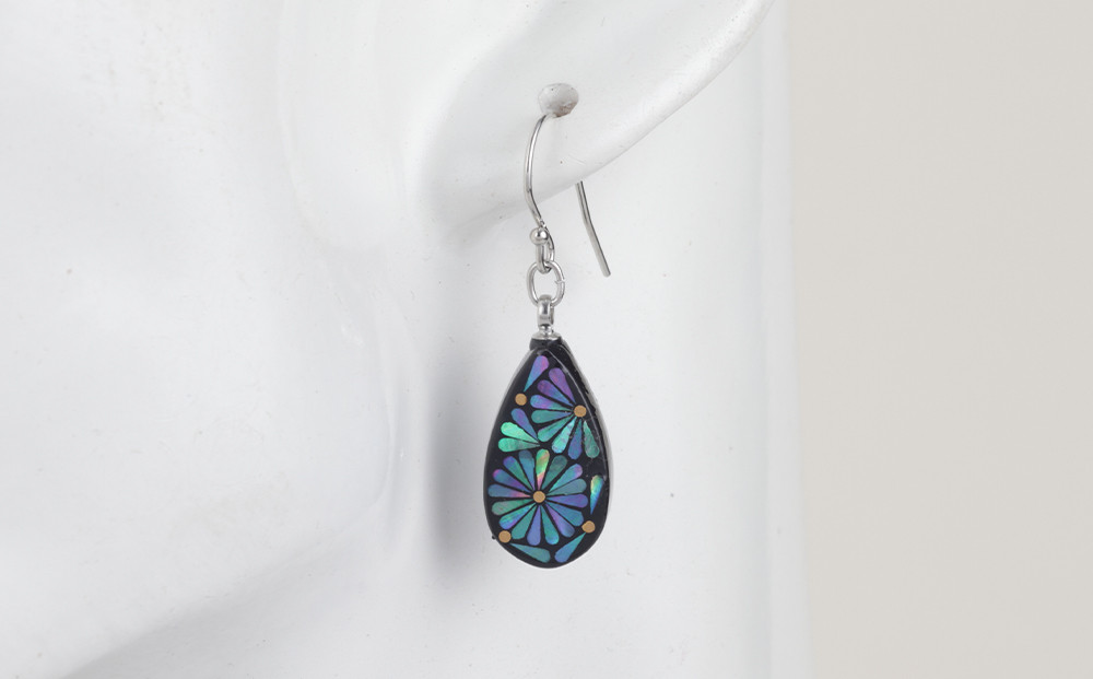 【嵯峩螺鈿野村】押合菊グリーンピアス｜京都 老舗 伝統工芸 漆器 ジュエリー［ 京都 老舗 伝統工芸 工芸品 アクセサリー ジュエリー ファッション 漆 人気 おすすめ 職人 お取り寄せ 通販 送料無料 ふるさと納税 ］