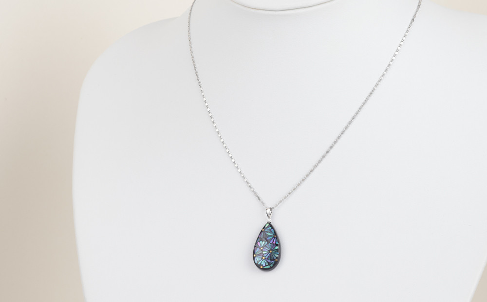 【嵯峩螺鈿野村】押合菊ネックレス｜京都 老舗 伝統工芸 漆器 ジュエリー［ 京都 老舗 伝統工芸 工芸品 アクセサリー ジュエリー ファッション 漆 人気 おすすめ 職人 お取り寄せ 通販 送料無料 ふるさと納税 ］