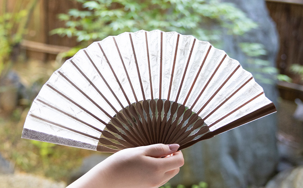 【伊と幸】《白生地の老舗が贈る》透扇子（洋花唐草・銀）