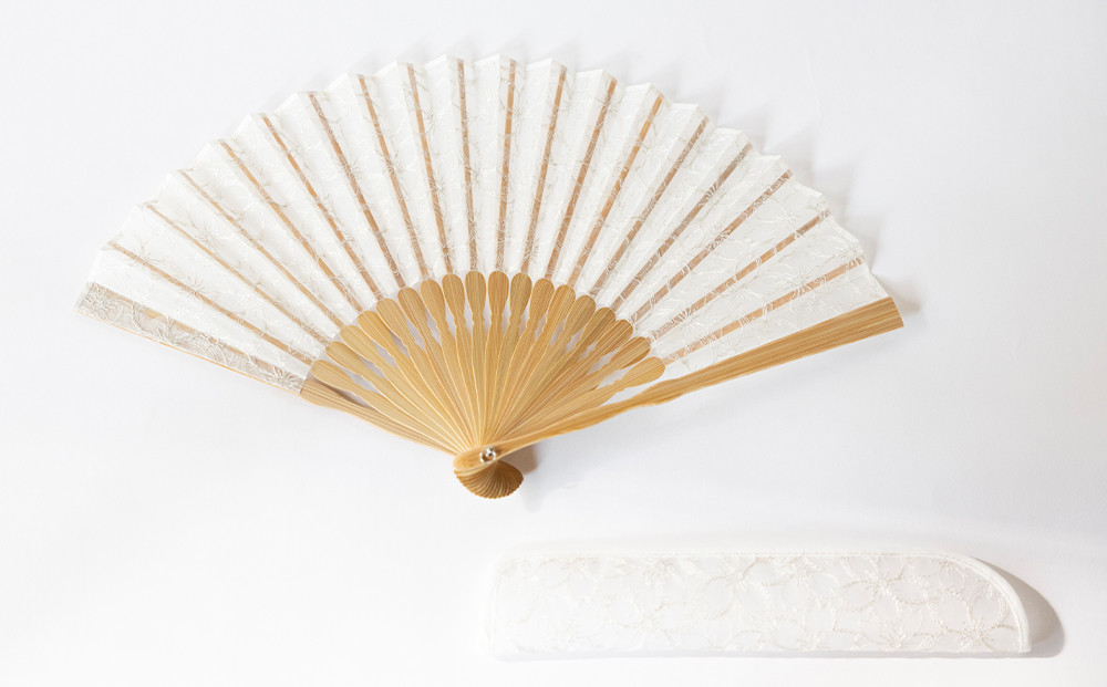 【伊と幸】《白生地の老舗が贈る》透扇子(桜重ね/銀)［ 京都 老舗 京扇子 人気 おすすめ 刺繍 和装 着物 絹 ギフト お取り寄せ 通販 送料無料 ふるさと納税 ］