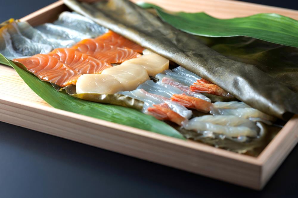 【下鴨茶寮】北海道産真昆布で〆た5種のお刺身「漁味」2人前 | 鯛 サーモン 平目 海老 帆立 の昆布〆を特製黄味づけとお野菜を付け合わせにしてお料理仕立てでお届けします。