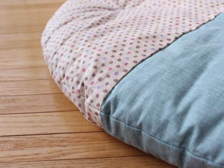 【洛中高岡屋】赤ちゃんがほほ笑む寛ぎのアイテム　せんべい座ぶとん（3色あられ・砧青磁）