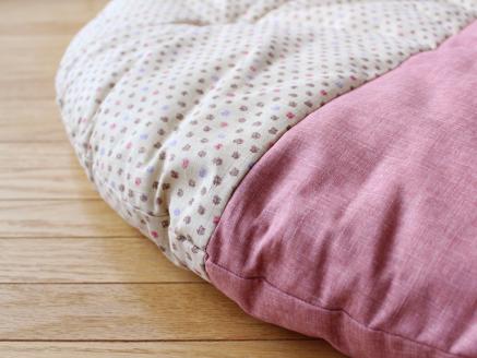 【洛中高岡屋】赤ちゃんがほほ笑む寛ぎのアイテム　せんべい座ぶとん（3色あられ・薔薇）