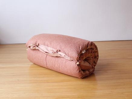 【洛中高岡屋】うたた寝にちょうどいい寛ぎのアイテム　カバータイプごろ寝敷きふとん（ピンク系）