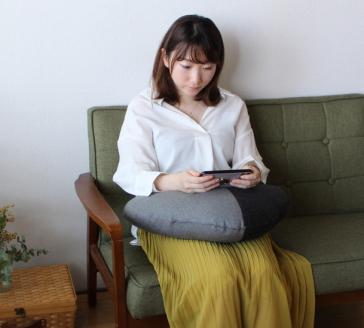 【洛中高岡屋】こだわり設計のかわいいクッション『うたたねクッション Utane（うたね）』（御納戸＆紙屋紙）