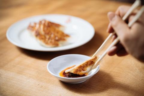 【夷川餃子なかじま】京都特産ぽーく「ニンニクあり餃子とお野菜たっぷり水餃子」のセット