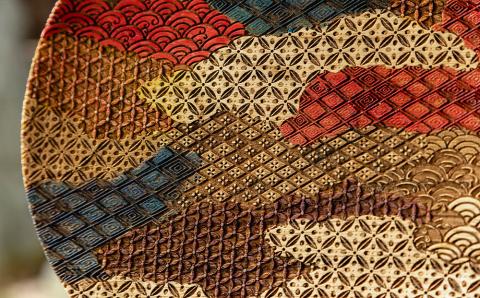 【三彩工房】京小紋彫刻皿（9寸）