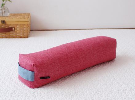 【洛中高岡屋】持ち運びも便利で使い方もいろいろな寛ぎアイテム　コロロング（躑躅色）