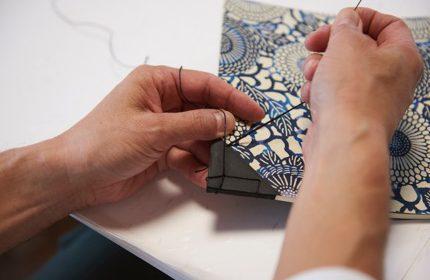 【尚雅堂】黒谷 和綴じクロック（未晒）～made in Kyotoの新しい掛け時計～［ 京都 和紙工芸 手漉き素材 綴じ製本 掛け時計 人気 おすすめ 和モダン インテリア 静音 壁掛け ギフト お取り寄せ 通販 送料無料 ふるさと納税 ］