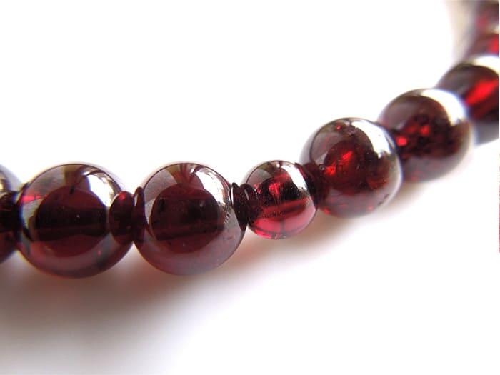 【京都 安田念珠店】 ガーネット 女性用 片手念珠（数珠） 正絹エンジ房