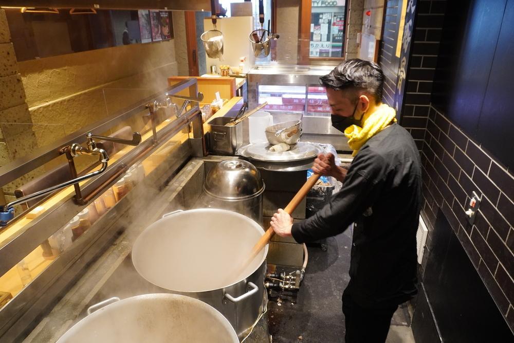 ＜3ヵ月定期便＞【あくた川の箱舟】燻とん（燻製とん骨らーめん）5食入（計3回）