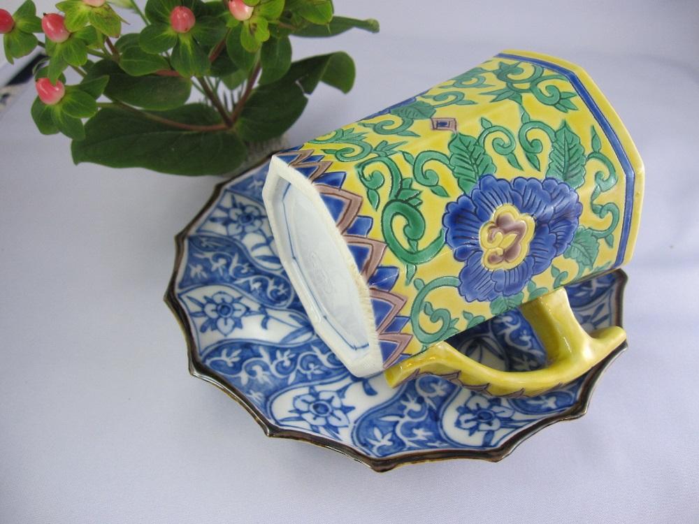 【京陶きよみず】清水焼 黄南京牡丹唐草彫りマグカップ 染付牡丹唐草5寸皿  カップ＆ソーサーセット