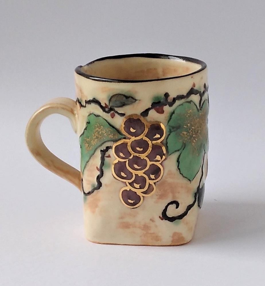 【ギャラリー洛中洛外】形が特徴的で実り多い葡萄が華やか 浮花葡萄マグカップ
