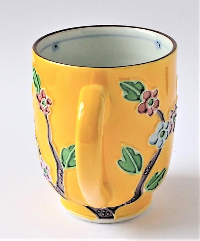 【ギャラリー洛中洛外】鮮やかな黄色に可愛らしいふくろうが描かれた 黄交趾ふくろうマグカップ
