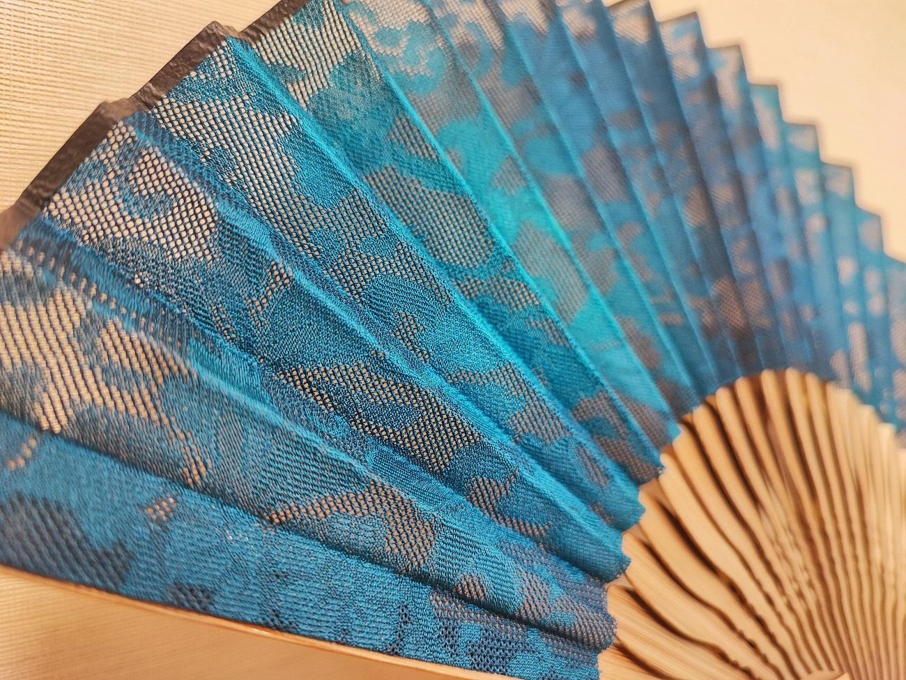 【京都花こまち】京都伝統技法「京絞りローケツ染め」扇子 「緑の風」