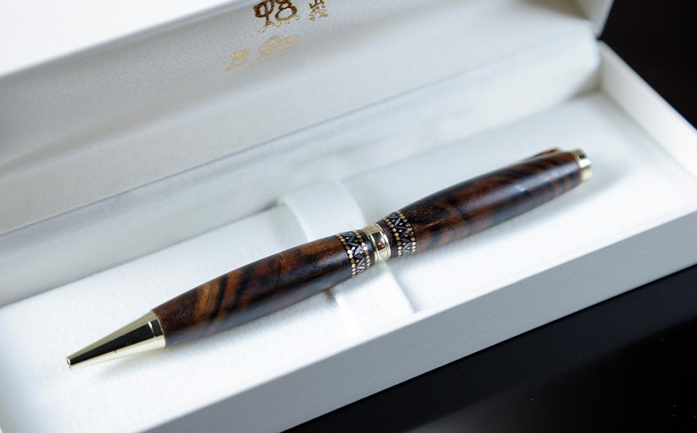 【伝統工芸を応援！】【嵯峩螺鈿・野村】螺鈿ボールペン 黒柿孔雀杢
