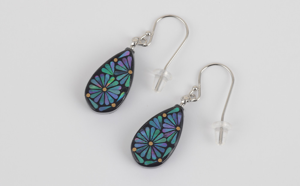 【嵯峩螺鈿野村】押合菊グリーンピアス｜京都 老舗 伝統工芸 漆器 ジュエリー［ 京都 老舗 伝統工芸 工芸品 アクセサリー ジュエリー ファッション 漆 人気 おすすめ 職人 お取り寄せ 通販 送料無料 ふるさと納税 ］