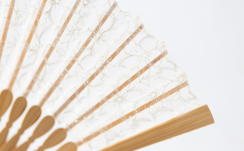 【伊と幸】《白生地の老舗が贈る》透扇子(桜重ね/銀)［ 京都 老舗 京扇子 人気 おすすめ 刺繍 和装 着物 絹 ギフト お取り寄せ 通販 送料無料 ふるさと納税 ］