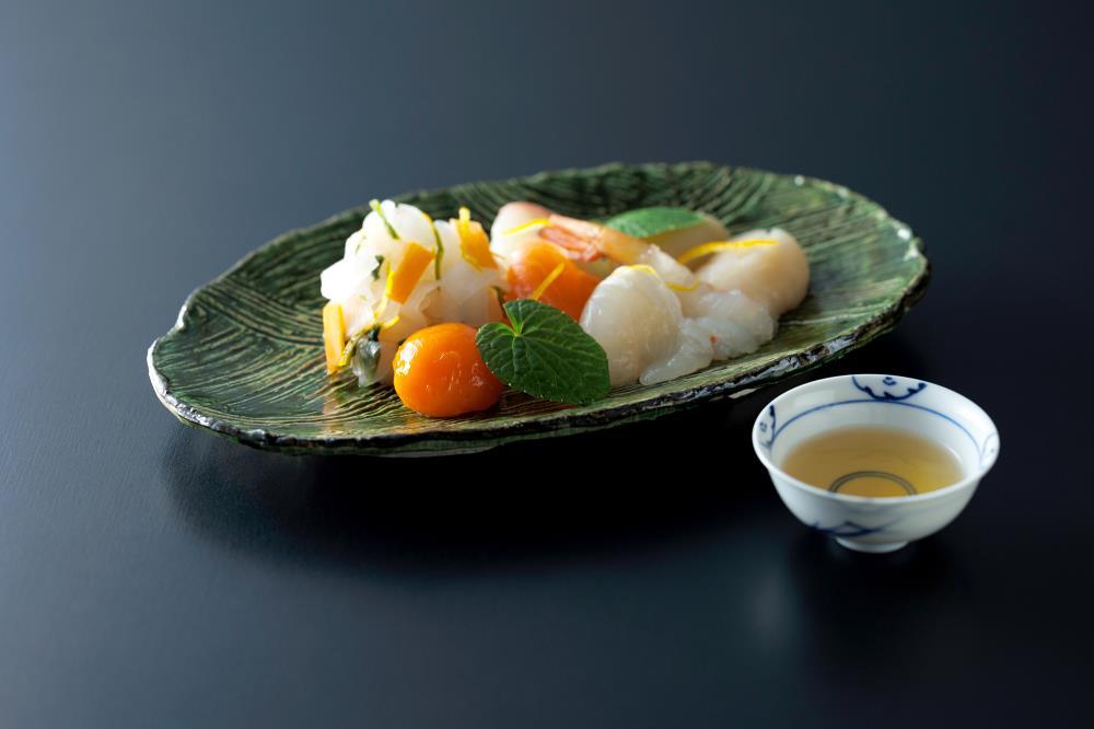 【下鴨茶寮】北海道産真昆布で〆た5種のお刺身「漁味」2人前 | 鯛 サーモン 平目 海老 帆立 の昆布〆を特製黄味づけとお野菜を付け合わせにしてお料理仕立てでお届けします。
