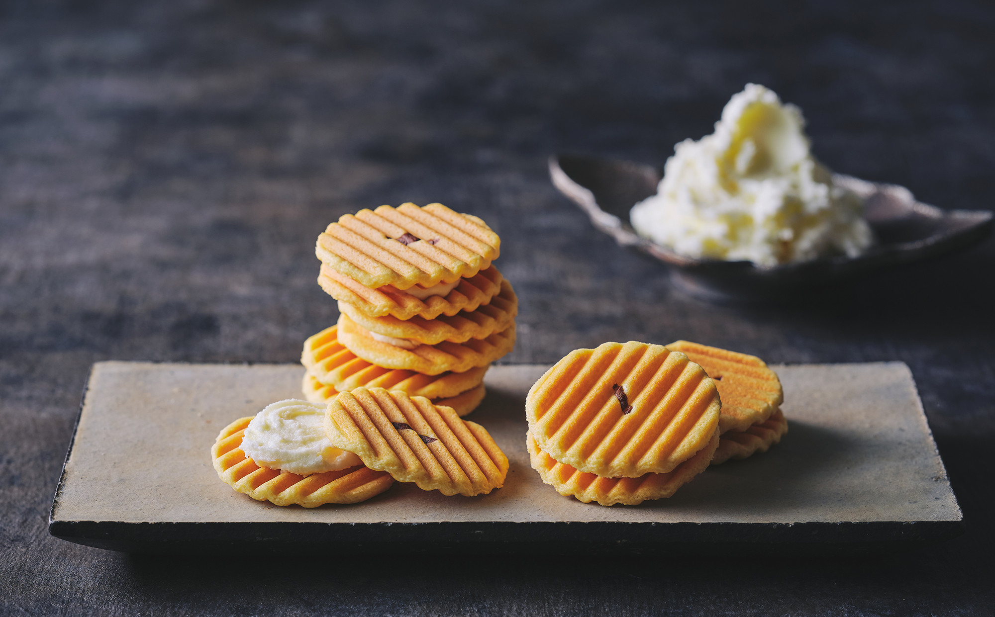 ＜期間限定3/26まで＞【鼓月】姫千寿せんべい二段箱（さくら12枚入・シュガークリーム12枚入）［ 京都 老舗 和菓子 千寿せんべい 有名店 人気 おすすめ お菓子 スイーツ クリーム 抹茶 お取り寄せ 通販 ギフト プレゼント 贈答 送料無料 ふるさと納税 ］